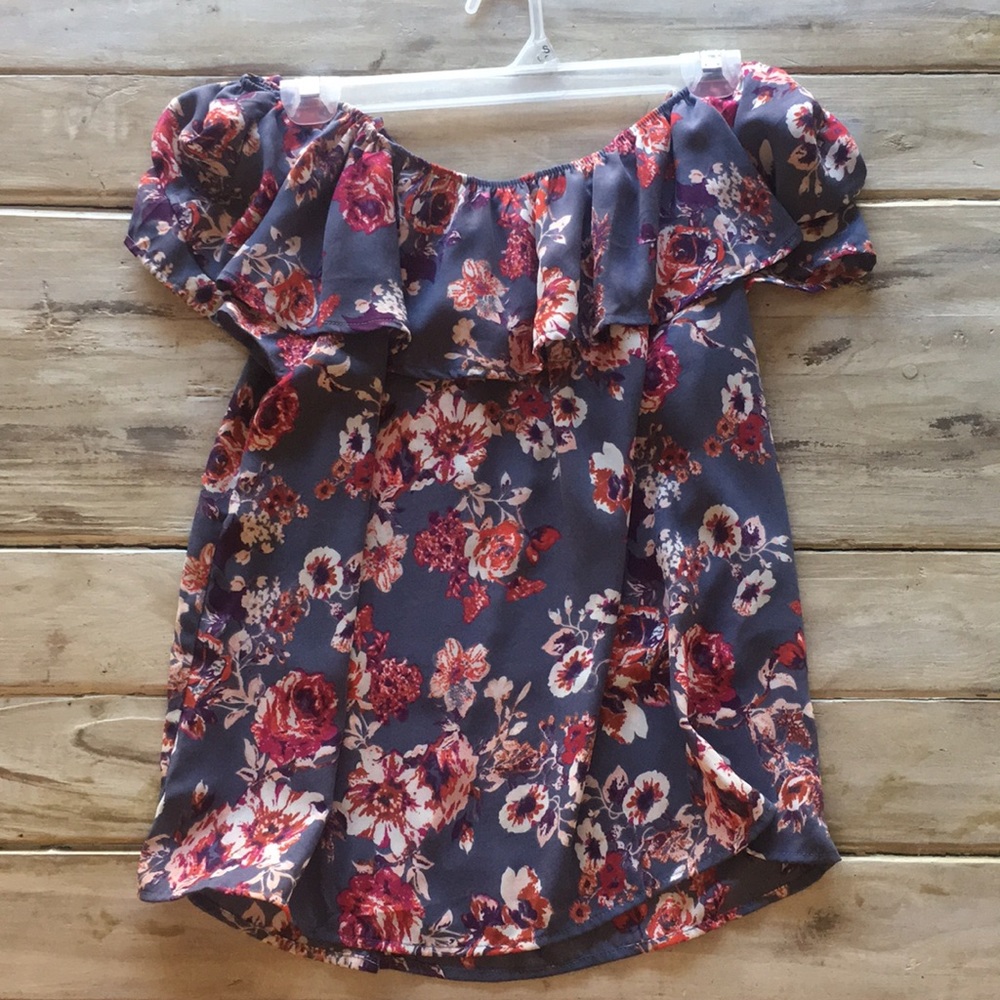 Sleeveless floral blouse. Slight open back slit